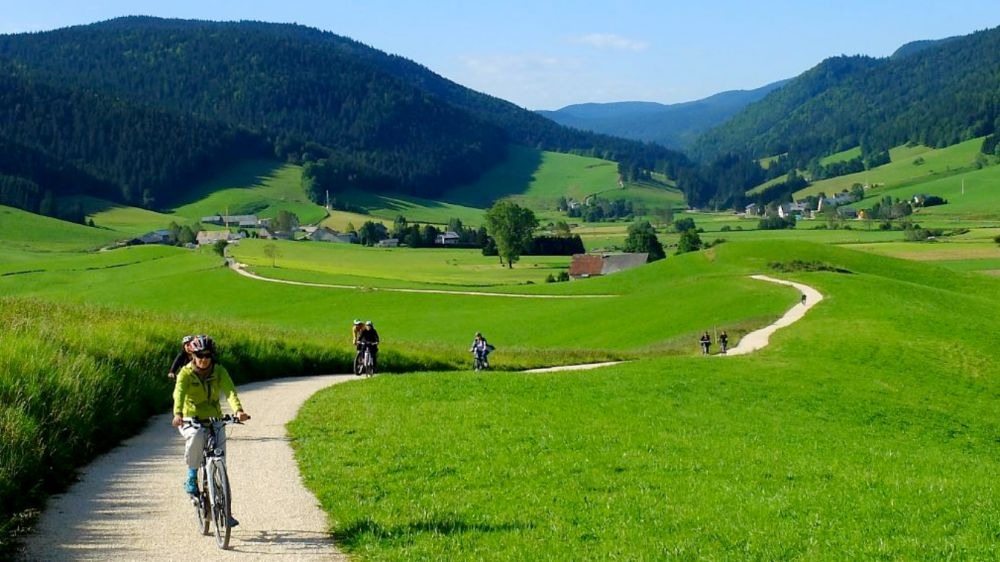 Cyclistes en voyage à vélo à Autrans-Méaudre dans le Vercor