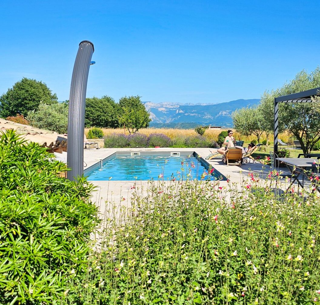 terrasse avec piscine face au vercors