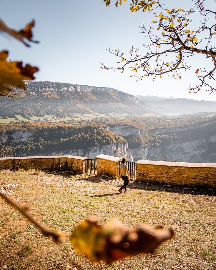 jeune femme devant le belvèdère du ranc