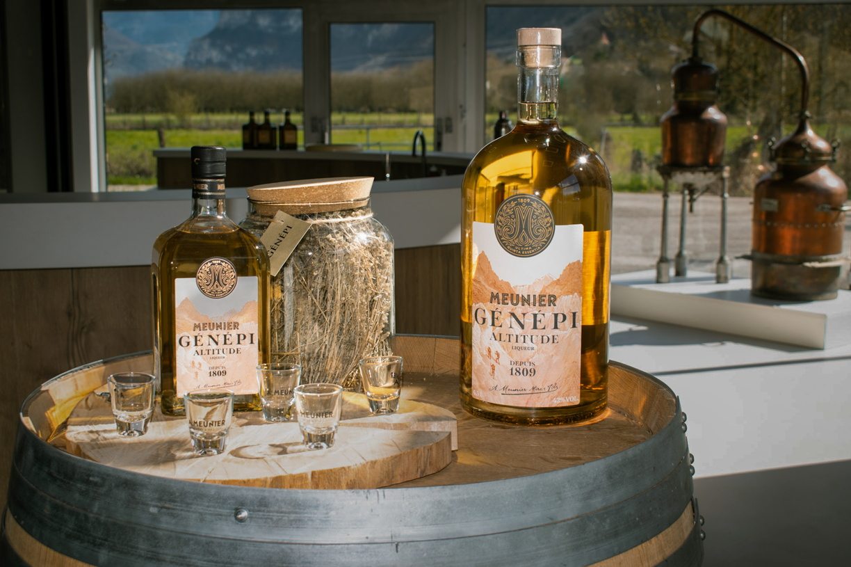 génépi et liqueur de plantes à la distilelrie meunier
