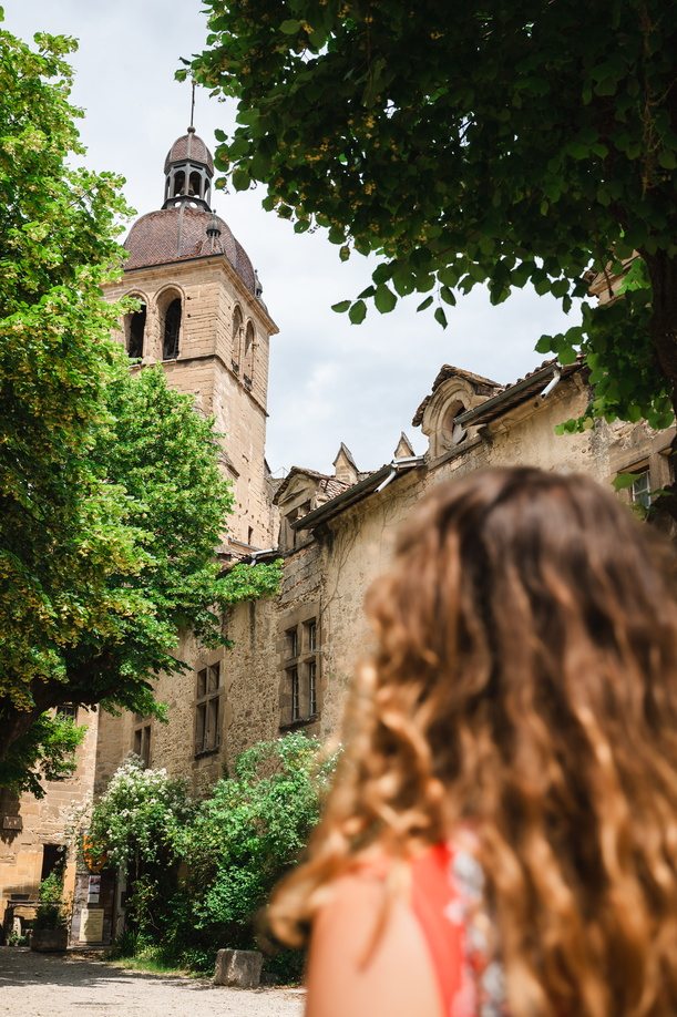 jeune femme dans la grande cour de saint-antoine-l'abbaye