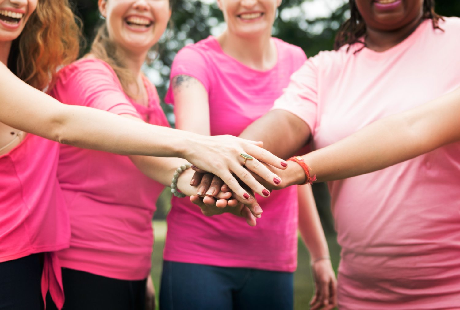 groupe de femmes qui font du sport pour octobre rose