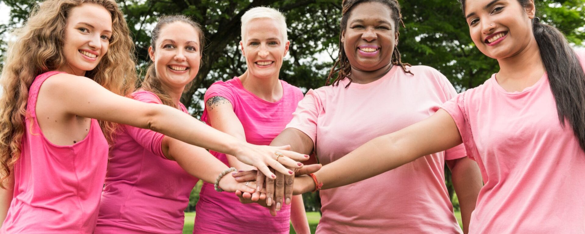 groupe de femmes qui font du sport pour octobre rose